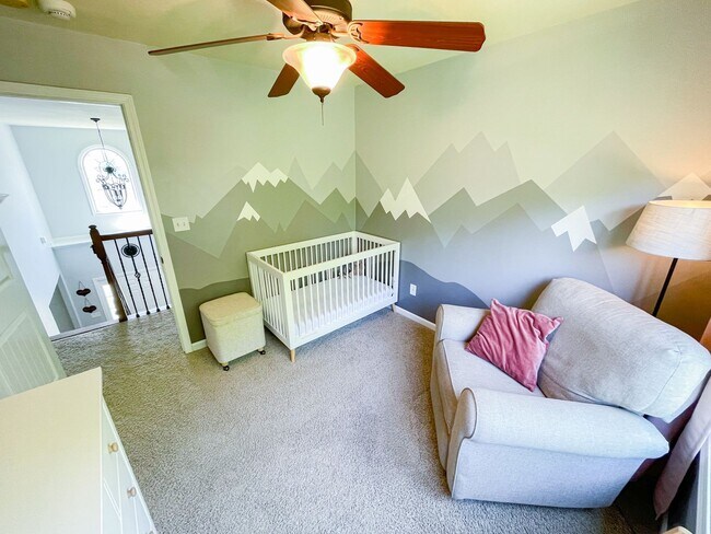 Building Photo - Beautiful 4 bedroom Near Post!