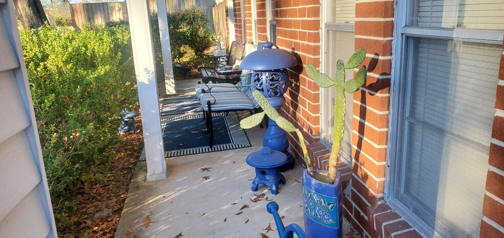 Covered front porch - 2620 Moody Ave