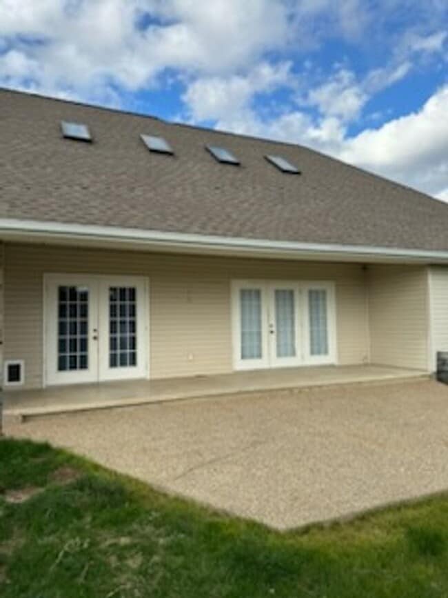 Building Photo - Beautiful, 5-bedroom home in a quiet subdi...