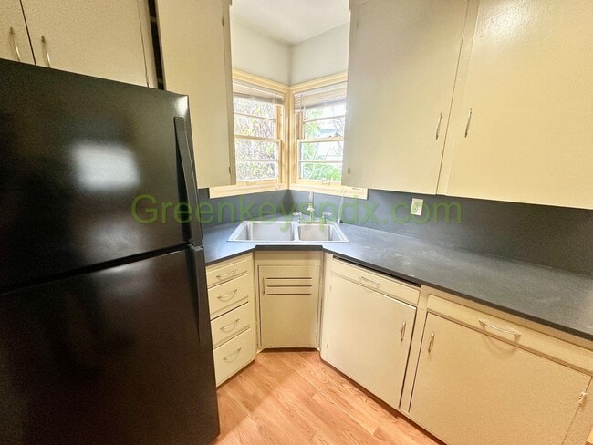 Building Photo - Charming 1 Bed 1 Bath with Huge Yard