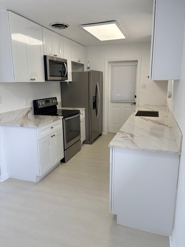 Building Photo - 1047 Japonica Ln