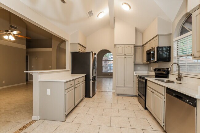 Building Photo - 707 W Mesquite St