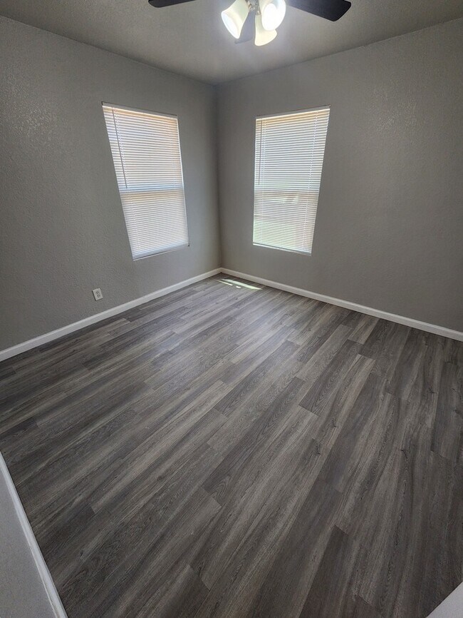 Building Photo - 205 Waverly Dr