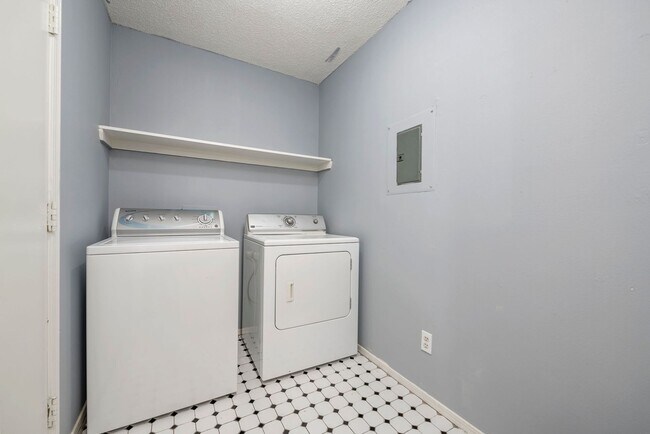 Building Photo - Quaint Rogers Home!