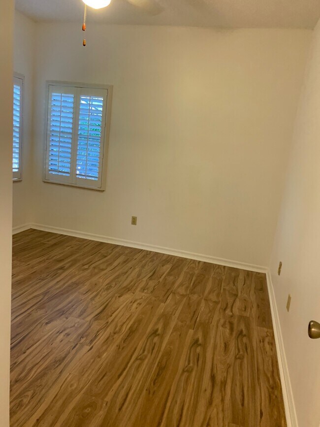 Building Photo - 300 New Waterford Pl