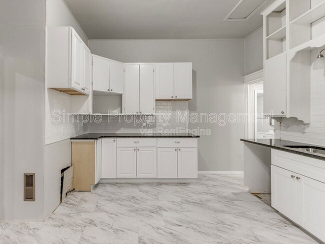 Building Photo - 730 N Louisa Ave