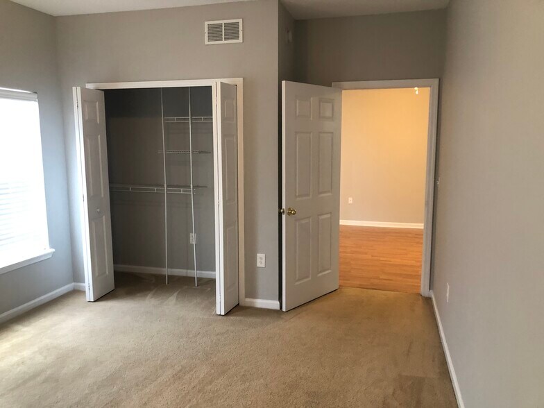 Building Photo - 8226 Green Parrot Rd