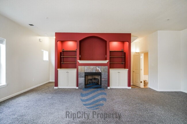 Building Photo - 1090 SW 170th Ave