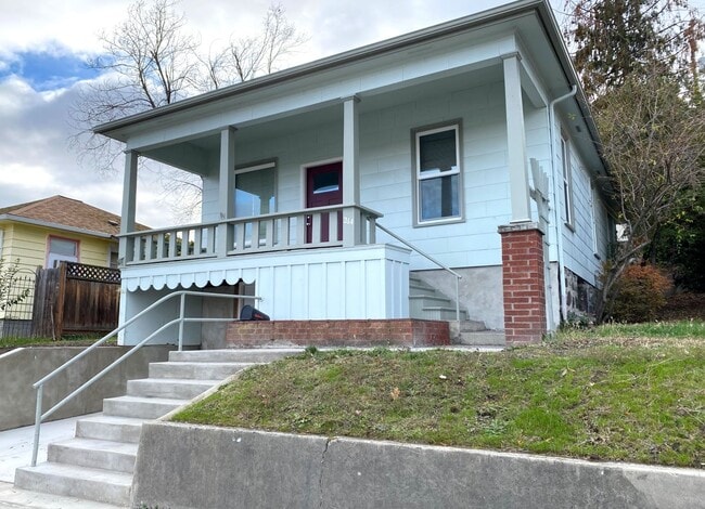 Building Photo - Cute Remodeled 2/1