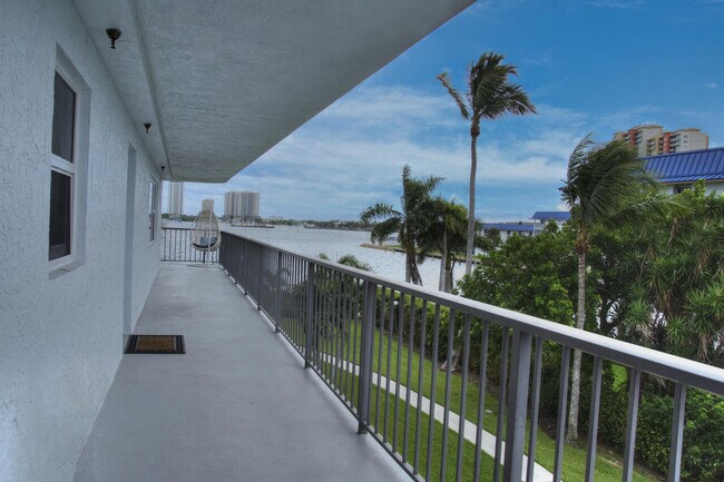 Building Photo - 3040 Lake Shore Dr