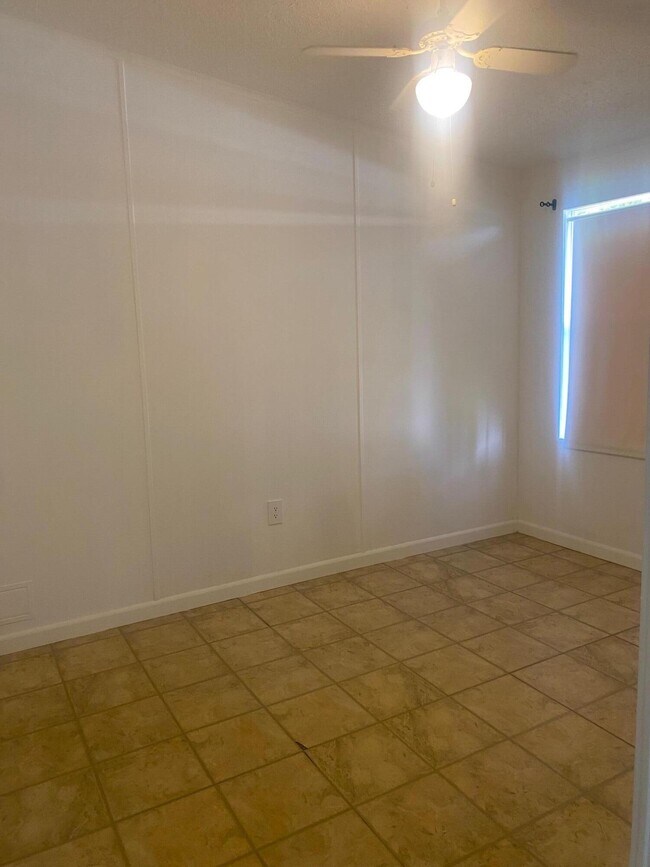 Building Photo - 8933 Pine St