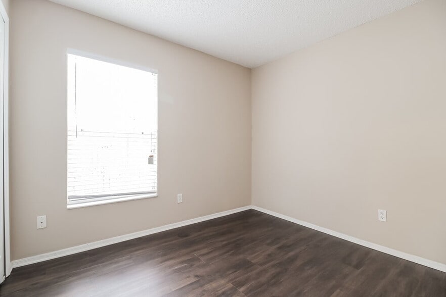 Building Photo - 2230 Justin Ave