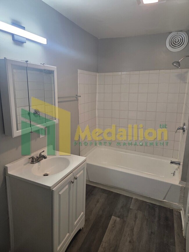 Building Photo - Spacious Studio with Hardwood Floors and Stainless Steel Appliances – Prime Milwaukee Ave Location