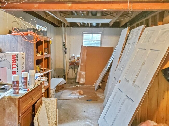 Building Photo - 720 Country Ln S