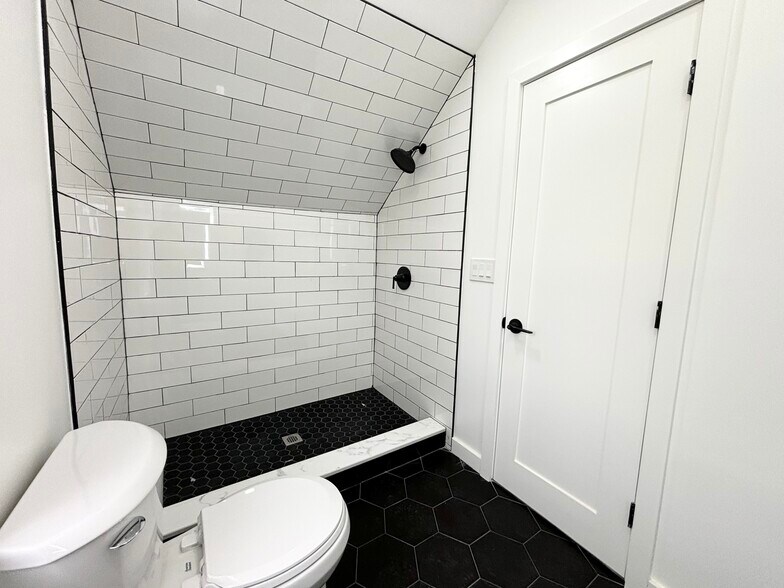 Building Photo - 165 W Main St