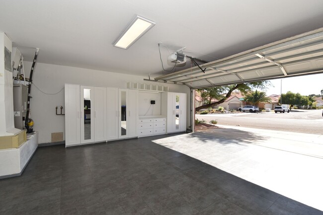 Building Photo - Amazing 3 Bedroom House at Desert Shores!