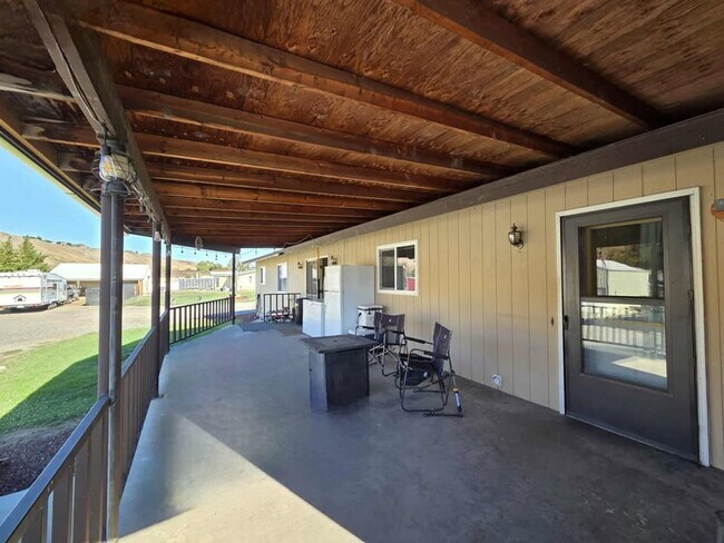 Building Photo - Large 3 Bedroom, 2.5 Bath on Beautiful, HU...