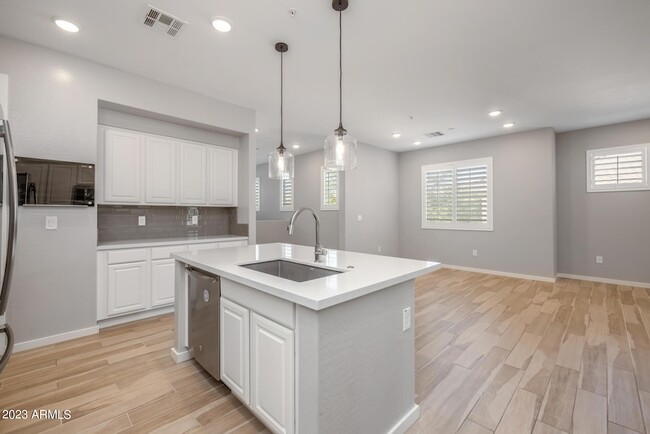 Building Photo - 250 W Queen Creek Rd