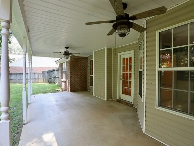 Building Photo - 3 Bed/2 Bath