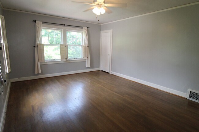 Building Photo - December FREE On This 3 Bedroom 1.5 Bath Home Just Minutes From Brookside