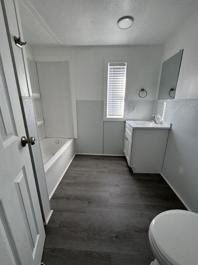 Building Photo - 40 Friendly Cir