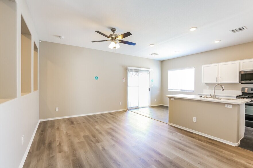 Building Photo - 1704 Mizzenmast Ave