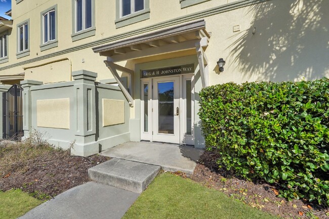 Building Photo - "Elegant 2-Bedroom Condo in Bluffton Villa...