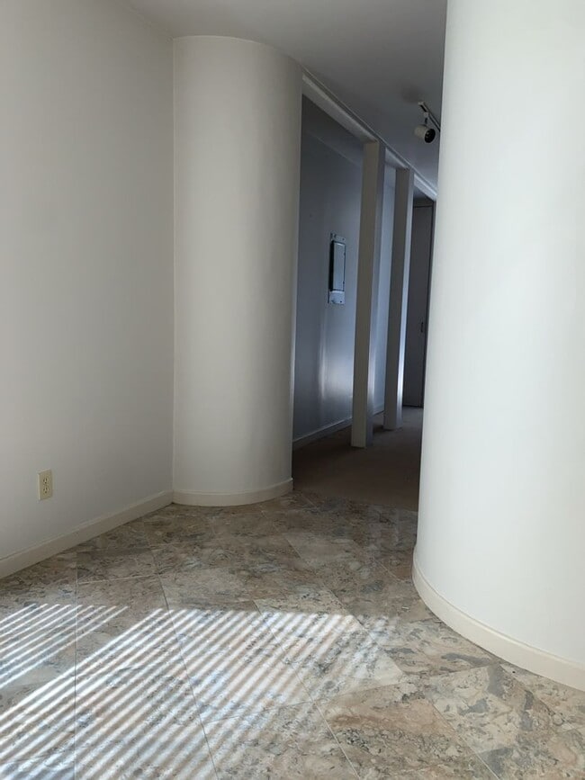 Building Photo - Spectacular View!! This top floor condo is a MUST SEE!! $500 move in credit