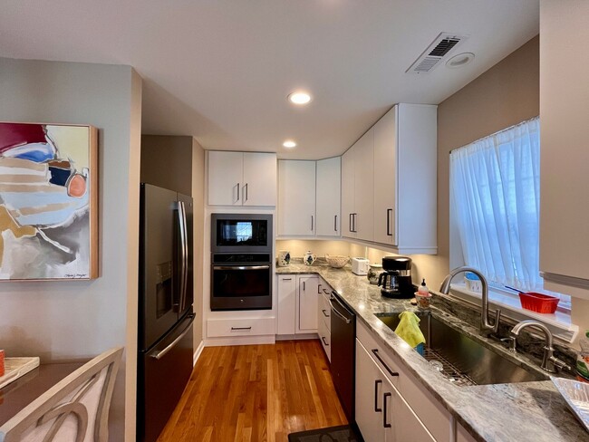 Building Photo - Furnished Monthly Rental in the Heart of T...