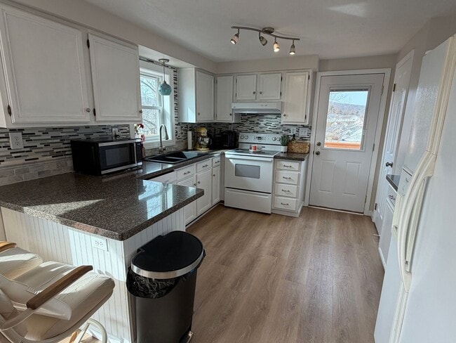 Building Photo - Roomy 5 Bedroom Home with Deck in Christiansburg