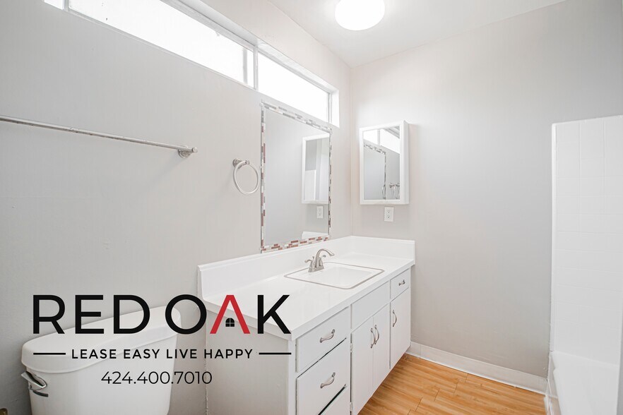 Building Photo - 15405 Vanowen St