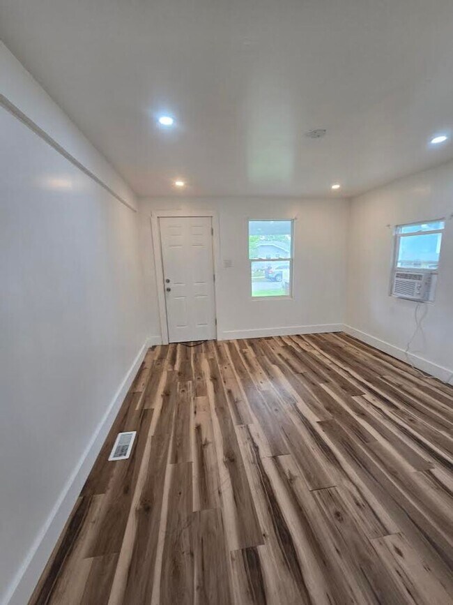 Building Photo - Spacious One Bedroom Duplex located near S...