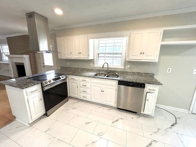 Building Photo - Move-In Ready 3 Bedroom Home with Garage & Private Yard