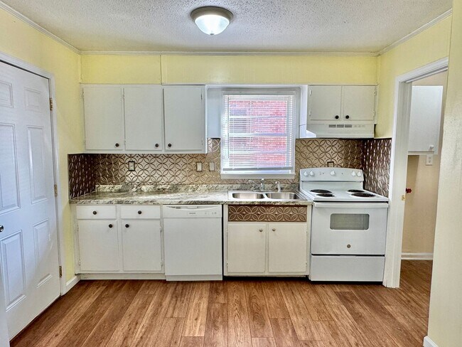 Building Photo - Adorable 3-bedroom!!