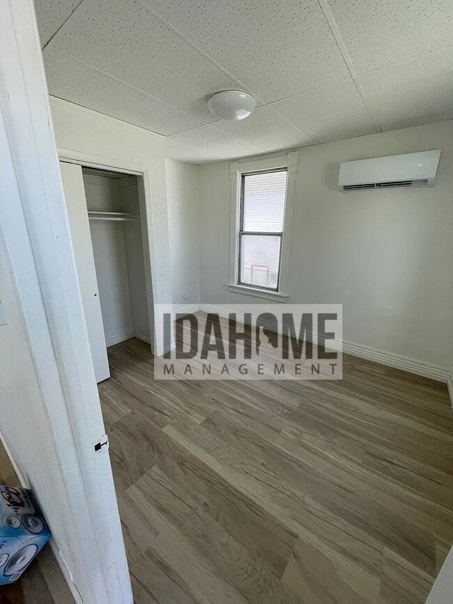 Building Photo - Halliday