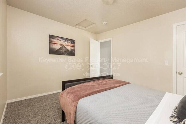 Building Photo - 879 N Traquair Pl