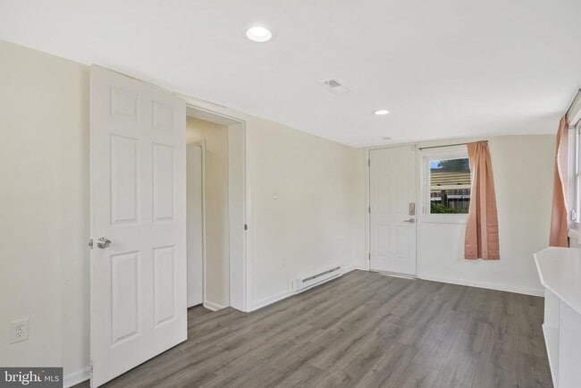 Building Photo - 728 Carson Ave