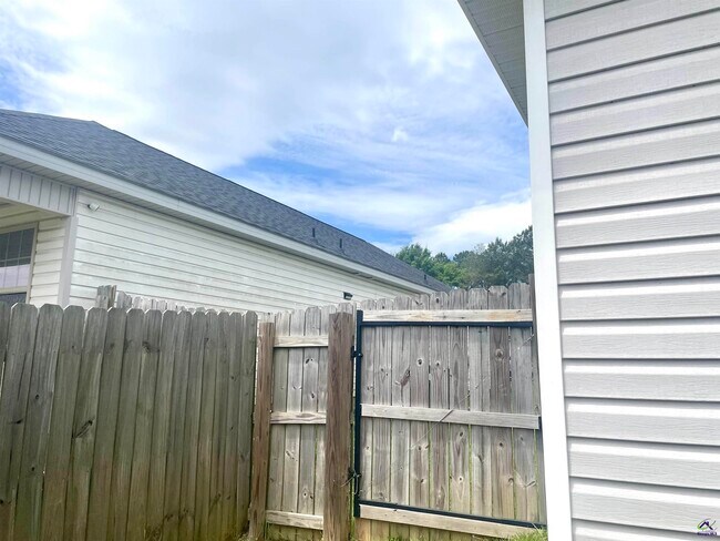 Building Photo - 107 Jaybee Dr