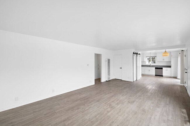 Building Photo - 219 Avenida Santa Barbara