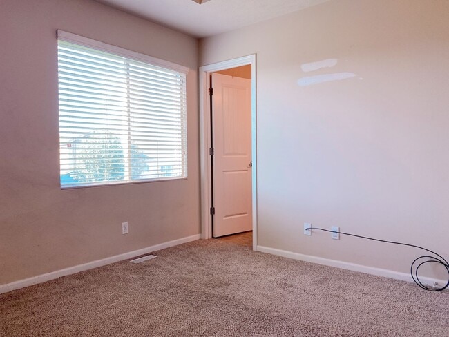 Building Photo - Beautiful 3 bed 2 bath house $1995, Glenmo...