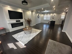 Building Photo - Beautiful newly renovated home in the Midd...