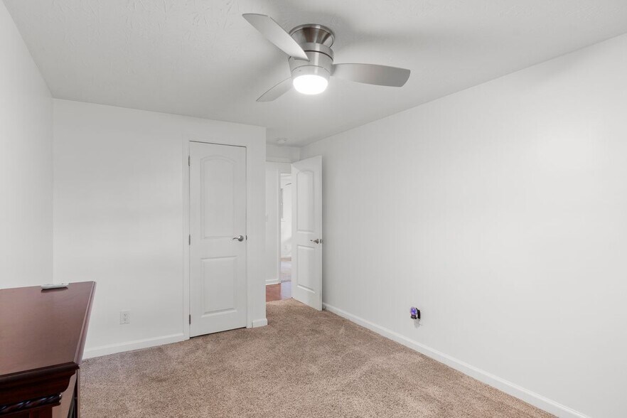 Building Photo - 3930 Beechwood Dr