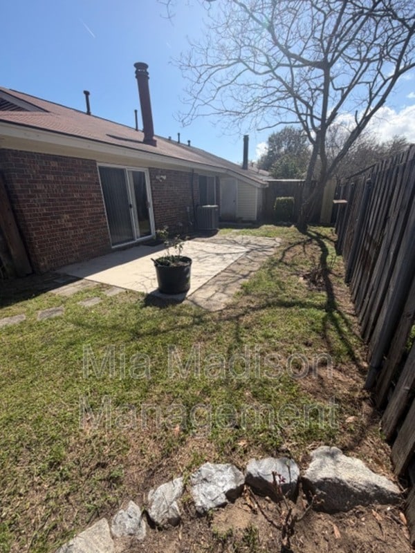 Building Photo - 11 Peach Ct