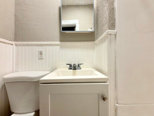 Building Photo - 16 1/2 Winslow St