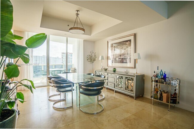 Building Photo - 15901 Collins Ave