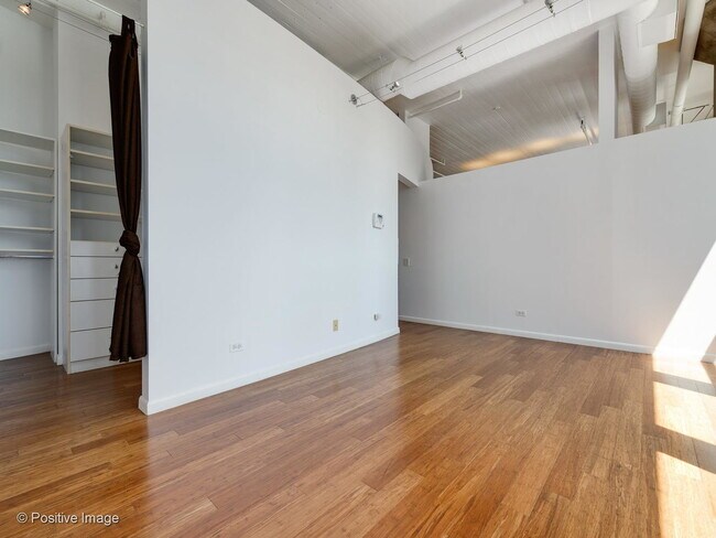 Building Photo - 728 W Jackson Blvd