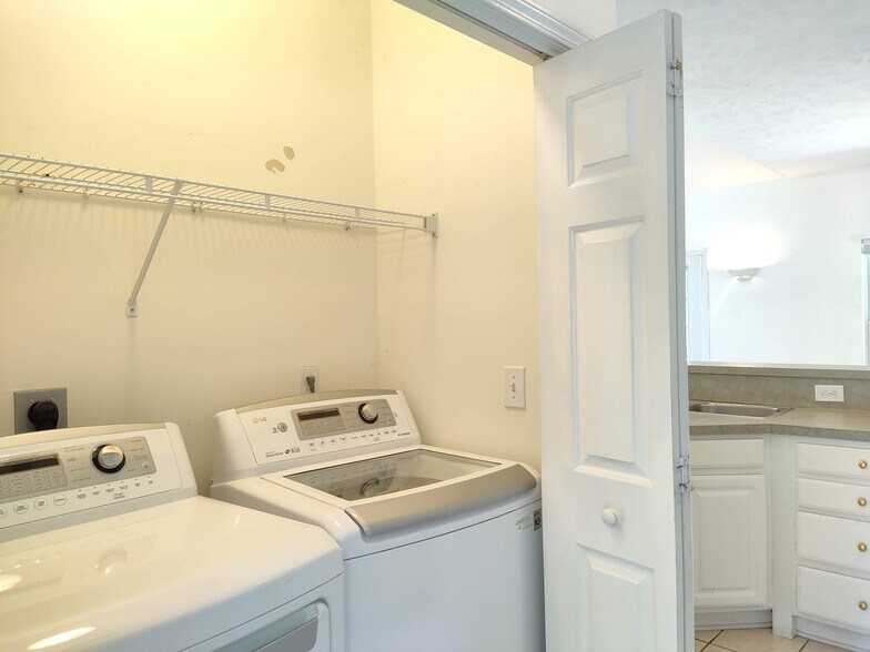 Building Photo - 529 Foxglove Ct