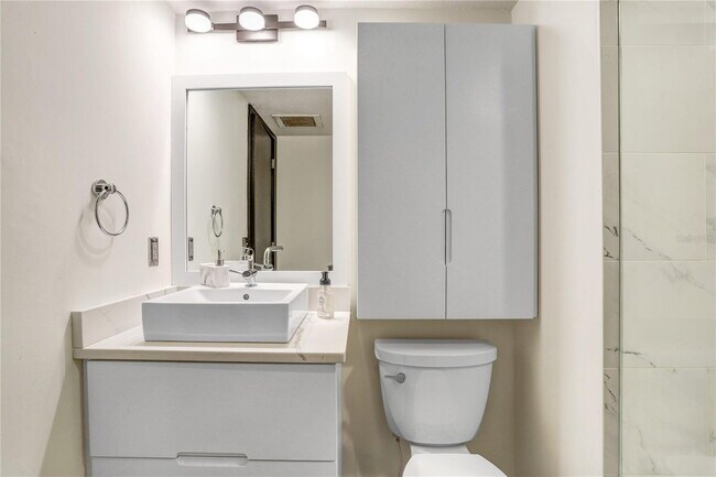 Building Photo - "Chic Urban Living: Spacious 2-Bed, 2-Bath...