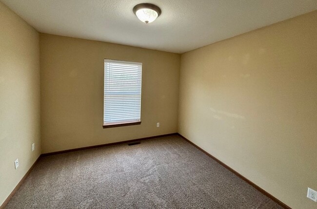 Building Photo - Live Comfortably on the East Side – Spacious 4 Bed / 2.5 Bath Duplex with Backyard & Garage