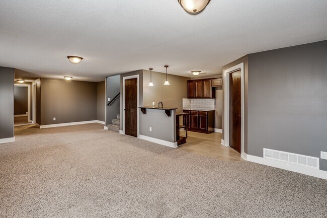 Building Photo - Stunning 5 bedroom Ranch style home